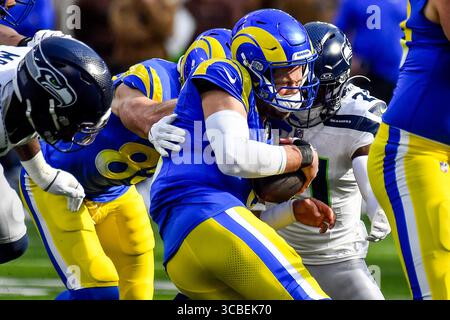 19. November 2023 Inglewood, CA. Los Angeles Rams Quarterback Matthew Stafford #9 wird von Seattle Seahawks Cornerback Devon Witherspoon (21) im ersten Quartal während des NFL-Fußballspiels gegen die Seattle Seahawks gejagt. Pflichtfoto: Louis Lopez/Cal Sport Media (Credit Image: © Louis Lopez/CSM via ZUMA Press Wire) Stockfoto