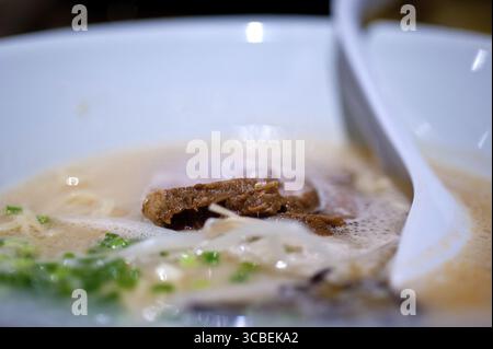 Original japanisches Rindfleisch Ramen Nudeln Suppe Nahaufnahme Stockfoto