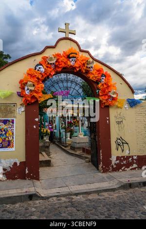 1. November 2018, Oaxaca de Juarez, Oaxaca, Mexiko: Der Eingang zum Xochimilco-Friedhof, dekoriert für den Tag der Toten oder Dia de los Muertos, Oaxaca, Mexiko. (Kreditbild: © Jon G. Fuller/VW Pics via ZUMA Press Wire) Stockfoto