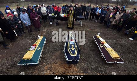23. April 2022, Borodyanka, Ukraine: In Borodyanka findet eine Beerdigung für die bei der russischen Invasion getöteten Familienmitglieder statt. (Bild: © Carol Guzy/ZUMA Press Wire) Stockfoto