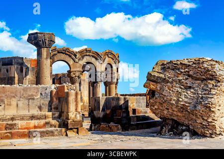 Berühmtes Wahrzeichen in Armenien. Die Ruinen des antiken mittelalterlichen Tempels von Zvartnots, Armenien. Stockfoto