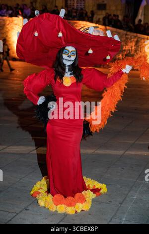 2. November 2018, Oaxaca de Juarez, Oaxaca, Mexiko: Frau mit Gesicht gemalt und als La Catrina gekleidet für einen Kostümwettbewerb für den Tag der Toten in Oaxaca, Mexiko. (Kreditbild: © Jon G. Fuller/VW Pics via ZUMA Press Wire) Stockfoto