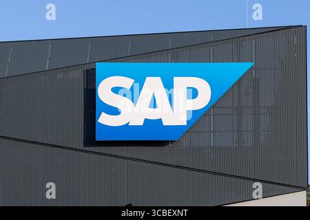 Firmenzentrale von SAP SE, Walldorf, 07.08.2025 Nahaufnahme des Firmenlogos der SAP SE an der Fassade des Hauptsitzes in Walldorf. Das Unternehmen ist eine im DAX gelistete europäische Aktiengesellschaft und zählt zu den weltweit führenden Anbietern von Unternehmenssoftware. *** Sitz der SAP SE, Walldorf, 07 08 2025 Nahaufnahme des Firmenlogos der SAP SE an der Fassade des Hauptsitzes in Walldorf das Unternehmen ist eine DAX-börsennotierte europäische Aktiengesellschaft und einer der weltweit führenden Anbieter von Business-Software 20250807-6V2A6383-M4000 Stockfoto
