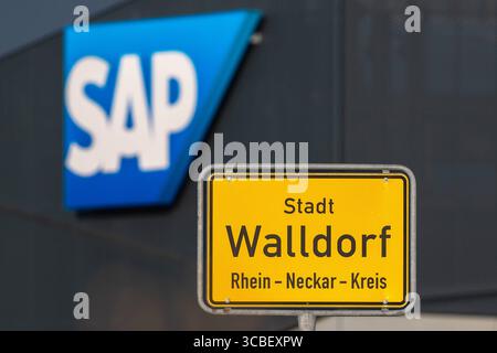 Firmenzentrale von SAP SE, Walldorf, 07.08.2025 Ortsschild Stadt Walldorf, Rhein-Neckar-Kreis vor unscharf im Hintergrund erkennbares Firmenlogo der SAP SE. Der weltweit tätige Softwarekonzern ist als europäische Aktiengesellschaft an der Börse notiert und im DAX vertreten. Walldorf Baden-Württemberg Deutschland *** Hauptsitz der SAP SE, Walldorf, 07 08 2025 Ortsschild Walldorf, Rhein-Neckar vor dem Firmenlogo der SAP SE verschwimmt im Hintergrund ist der global agierende Software-Konzern als europäische Aktiengesellschaft an der Börse notiert und im DAX W vertreten Stockfoto