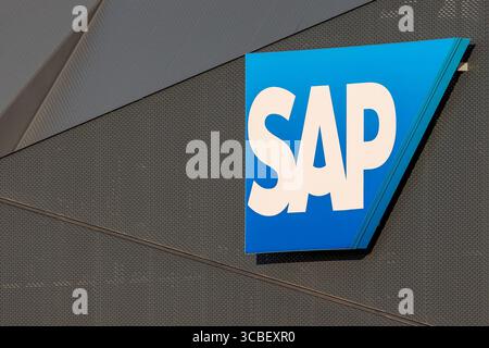 Firmenzentrale von SAP SE, Walldorf, 07.08.2025 Nahaufnahme des Firmenlogos der SAP SE an einem Gebäude am Hauptsitz in Walldorf. Der weltweit tätige Softwarekonzern ist als europäische Aktiengesellschaft an der Börse notiert und im DAX vertreten. Walldorf Baden-Württemberg Deutschland *** Sitz der SAP SE, Walldorf, 07 08 2025 Nahaufnahme des Firmenlogos der SAP SE auf einem Gebäude am Hauptsitz in Walldorf die weltweit aktive Software-Gruppe ist als europäische Aktiengesellschaft an der Börse notiert und im DAX Walldorf Baden Württemberg Deutschland 20250807-6V2A6398-M40 vertreten Stockfoto