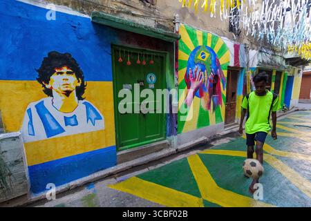 20. November 2022, Kalkutta, Westbengalen, Indien: Mitglieder des Dishari-Clubs Uttar Kalkutta spielen und spielen vor einer mit Graffitti verzierten Wand Fußballtricks, um die FIFA-Weltmeisterschaft 2022 zu feiern, am 20. November 2022 in Kalkutta, Indien (Foto: © Debarchan Chatterjee/ZUMA Press Wire) Stockfoto