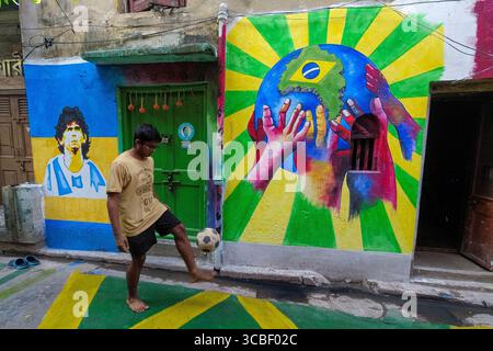 20. November 2022, Kalkutta, Westbengalen, Indien: Mitglieder des Dishari-Clubs Uttar Kalkutta spielen und spielen vor einer mit Graffitti verzierten Wand Fußballtricks, um die FIFA-Weltmeisterschaft 2022 zu feiern, am 20. November 2022 in Kalkutta, Indien (Foto: © Debarchan Chatterjee/ZUMA Press Wire) Stockfoto