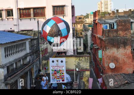 20. November 2022, Kalkutta, Westbengalen, Indien: Fans werden am 20. November 2022 in Kalkutta, Indien, mit verschiedenen Flaggen verzierte Heißluftballons zum Beginn der FIFA-Weltmeisterschaft 2022 freigesetzt (Bild: © Debarchan Chatterjee/ZUMA Press Wire) Stockfoto