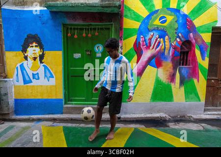 20. November 2022, Kalkutta, Westbengalen, Indien: Mitglieder des Dishari-Clubs Uttar Kalkutta spielen und spielen vor einer mit Graffitti verzierten Wand Fußballtricks, um die FIFA-Weltmeisterschaft 2022 zu feiern, am 20. November 2022 in Kalkutta, Indien (Foto: © Debarchan Chatterjee/ZUMA Press Wire) Stockfoto