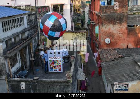20. November 2022, Kalkutta, Westbengalen, Indien: Fans werden am 20. November 2022 in Kalkutta, Indien, mit verschiedenen Flaggen verzierte Heißluftballons zum Beginn der FIFA-Weltmeisterschaft 2022 freigesetzt (Bild: © Debarchan Chatterjee/ZUMA Press Wire) Stockfoto
