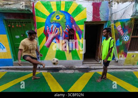 20. November 2022, Kalkutta, Westbengalen, Indien: Mitglieder des Dishari-Clubs Uttar Kalkutta spielen und spielen vor einer mit Graffitti verzierten Wand Fußballtricks, um die FIFA-Weltmeisterschaft 2022 zu feiern, am 20. November 2022 in Kalkutta, Indien (Foto: © Debarchan Chatterjee/ZUMA Press Wire) Stockfoto