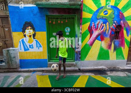 20. November 2022, Kalkutta, Westbengalen, Indien: Mitglieder des Dishari-Clubs Uttar Kalkutta spielen und spielen vor einer mit Graffitti verzierten Wand Fußballtricks, um die FIFA-Weltmeisterschaft 2022 zu feiern, am 20. November 2022 in Kalkutta, Indien (Foto: © Debarchan Chatterjee/ZUMA Press Wire) Stockfoto