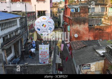 20. November 2022, Kalkutta, Westbengalen, Indien: Fans werden am 20. November 2022 in Kalkutta, Indien, mit verschiedenen Flaggen verzierte Heißluftballons zum Beginn der FIFA-Weltmeisterschaft 2022 freigesetzt (Bild: © Debarchan Chatterjee/ZUMA Press Wire) Stockfoto