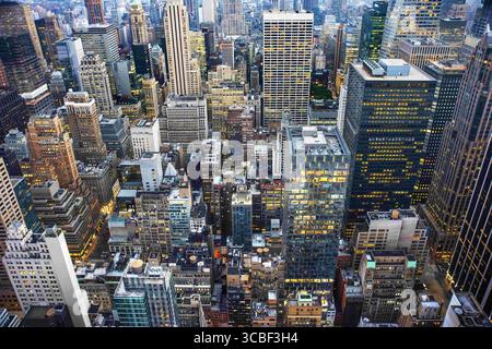 29. August 2018, New York, New York, USA: Aus der Vogelperspektive der Wolkenkratzer Manhattan Downtown New York...Midtown Manhattan ist der zentrale Teil des New York City Borough von Manhattan. Midtown beherbergt einige der bekanntesten Gebäude der Stadt, darunter das Empire State Building, das Chrysler Building, das Hudson Yards Redevelopment Project, das Hauptquartier der Vereinten Nationen, das Grand Central Terminal und das Rockefeller Center sowie touristische Ziele wie Broadway und Times Square. Midtown Manhattan ist das größte zentrale Geschäftsviertel der Welt und zählt zu den Sehenswürdigkeiten Stockfoto