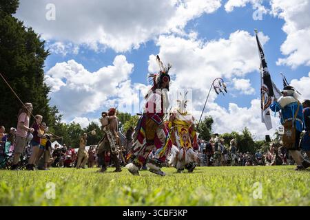 20. August 2022: Indianer tanzen während des großen Eintritts des Nansemond Indian Nation Annual Pow Wow in Suffolk. Stämme von Kanada bis North Carolina nahmen an den Veranstaltungen am Samstag â€” Teil, dem ersten der zweitägigen Veranstaltung. (Bild: © Billy Schuerman/der Virginian-Pilot via ZUMA Press Wire) Stockfoto