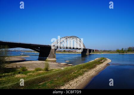 Waalbridge und Waal River, Riverfront, Nijmegen, Niederlande Stockfoto