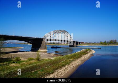 Waalbridge und Fluss, vorbeifahrendes Schiff, Nijmegen, Niederlande Stockfoto