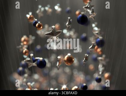 3D-Rendering eines abstrakten, spiralförmigen Weihnachtsbaums aus hängenden Sternen und Kugeln mit gewickelten Geschenken unter einem hellen, trüben Spotlight auf einem schwarzen Hintergrund Stockfoto