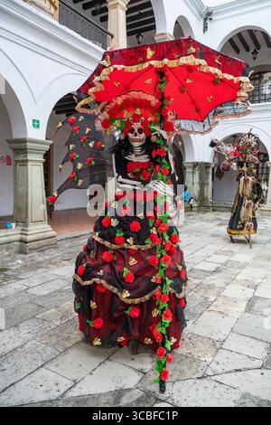 2. November 2018, Oaxaca de Juarez, Oaxaca, Mexiko: Eine Person auf Stelzen, verkleidet als La Catrina für einen Kostümwettbewerb für den Tag der Toten in Oaxaca, Mexiko. (Kreditbild: © Jon G. Fuller/VW Pics via ZUMA Press Wire) Stockfoto
