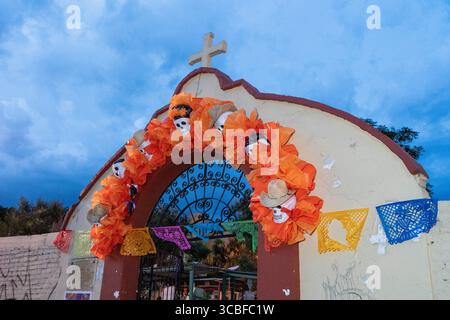 1. November 2018, Oaxaca de Juarez, Oaxaca, Mexiko: Der Eingang zum Xochimilco-Friedhof, dekoriert für den Tag der Toten oder Dia de los Muertos, Oaxaca, Mexiko. (Kreditbild: © Jon G. Fuller/VW Pics via ZUMA Press Wire) Stockfoto
