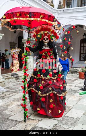 2. November 2018, Oaxaca de Juarez, Oaxaca, Mexiko: Eine Person auf Stelzen, verkleidet als La Catrina für einen Kostümwettbewerb für den Tag der Toten in Oaxaca, Mexiko. (Kreditbild: © Jon G. Fuller/VW Pics via ZUMA Press Wire) Stockfoto