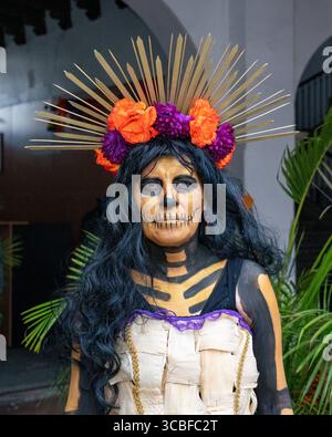 2. November 2018, Oaxaca de Juarez, Oaxaca, Mexiko: Eine Frau mit Gesicht bemalt und gekleidet für einen Kostümwettbewerb zum Tag der Toten in Oaxaca, Mexiko. (Kreditbild: © Jon G. Fuller/VW Pics via ZUMA Press Wire) Stockfoto