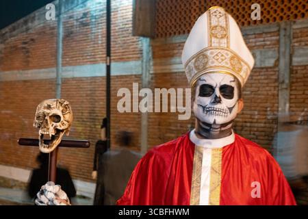 1. November 2018, Oaxaca de Juarez, Oaxaca, Mexiko: Ein Mann, der als Erzbischof gekleidet ist, um den Tag der Toten in Oaxaca, Mexiko, zu feiern. (Kreditbild: © Jon G. Fuller/VW Pics via ZUMA Press Wire) Stockfoto