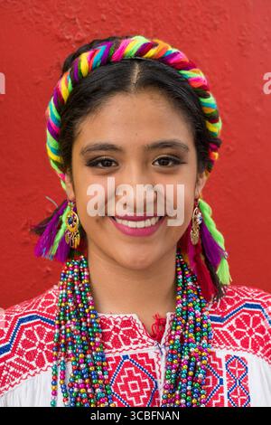19. Juli 2018, Oaxaca de Juarez, Oaxaca, Mexiko: Eine Frau in ihrem traditionellen Jarabe-Tanzoutfit aus Ejutla posiert beim Guelaguetza-Tanzfestival in Oaxaca, Mexiko. (Kreditbild: © Jon G. Fuller/VW Pics via ZUMA Press Wire) Stockfoto