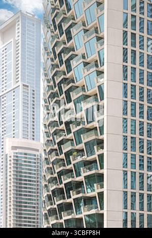 Moderne Hochhäuser mit einzigartigen abstrakten architektonischen Mustern und Glasfassaden vor dem blauen Himmel Dubai Stadtzentrum VAE Burj Vista Tower 1 Stockfoto