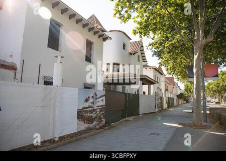 Weiße Villen. Bau neuer Häuser in Sitges Spanien 30.06.2025 Stockfoto