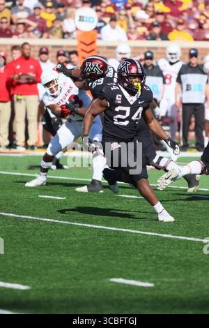 29. Oktober 2022, Minneapolis, Minnesota, USA: Minnesota Golden Gophers Running Back Mohamed Ibrahim (24) spielt in der ersten Halbzeit zwischen den Minnesota Golden Gophers und den Rutgers Scarlet Knights im Huntington Bank Stadium. (Foto: © Bruce Fedyck/ZUMA Press Wire) Stockfoto