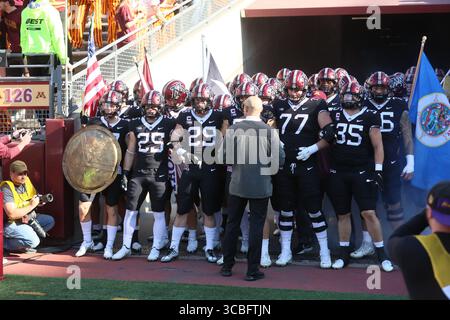 29. Oktober 2022, Minneapolis, Minnesota, USA: Die Minnesota Golden Gophers machen sich vor der ersten Halbzeit zwischen den Minnesota Golden Gophers und den Rutgers Scarlet Knights im Huntington Bank Stadium auf den Einstieg in das Spielfeld vor. Obligatorischer Ausweis: Bruce Fedyck Zuma Press (Bild: © Bruce Fedyck/ZUMA Press Wire) Stockfoto