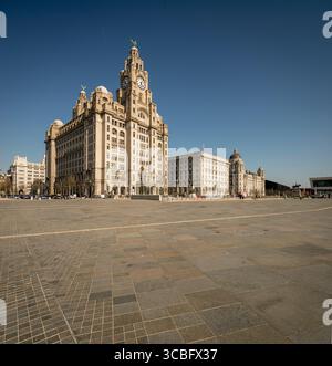 Weiter Blick auf das Royal Liver Building und den Pier Head plaza in Liverpool, England, Teil der zum UNESCO-Weltkulturerbe gehörenden Uferpromenade. Stockfoto