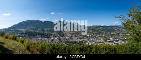 Panoramablick auf die Stadt Gap, Frankreich, und die umliegenden Berge, im französischen Departement Hautes-Alpes, in Provence-Alpes-Cote d'Azur Stockfoto