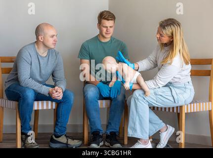 Erste-Hilfe-Ausbilderin demonstriert die Technik der Blockade beim Ersticken von Säuglingen durch Rückstöße an einer Basic Life Support ( Stockfoto