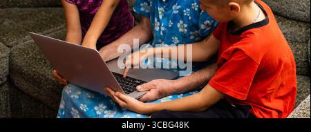 Großmutter mit Enkelkind. Alte Frau mit Kindern Stockfoto