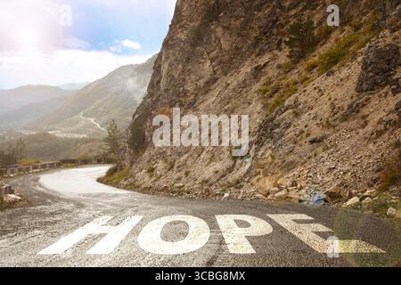 Hope Word geschrieben auf der Straße in den Bergen Stockfoto