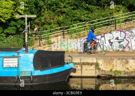 London, England, Großbritannien, 8. August 2025. Radfahrer genießen eine entspannte Fahrt entlang des Lea Valley Trawpath im Norden Londons vor der vorhergesagten viertägigen Hitzewelle im August. Die Temperaturen werden voraussichtlich über 30 °C in London und im Südosten vom 11. Bis 15. August erreichen. Quelle: Flavia Brilli/Alamy Live News Stockfoto