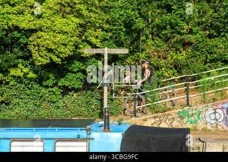 London, England, Großbritannien, 8. August 2025. Radfahrer genießen einen entspannten Spaziergang entlang des Lea Valley Trawpath im Norden Londons vor der vorhergesagten viertägigen Hitzewelle im August. Die Temperaturen werden voraussichtlich über 30 °C in London und im Südosten vom 11. Bis 15. August erreichen. Quelle: Flavia Brilli/Alamy Live News Stockfoto
