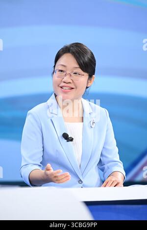 Peking, China. August 2025. Wu Jingfang, ein Beamter des Finanzministeriums, spricht auf der Aufnahmeseite der neuesten Episode des China Economic Roundtable, einer medienübergreifenden Talkshow der Xinhua Nachrichtenagentur. Quelle: Chen Yehua/Xinhua/Alamy Live News Stockfoto