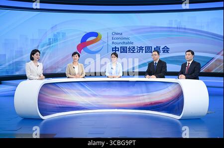 Peking, China. August 2025. Die Gäste nehmen an der neuesten Episode des China Economic Roundtable Teil, einer medienübergreifenden Talkshow der Nachrichtenagentur Xinhua. Quelle: Chen Yehua/Xinhua/Alamy Live News Stockfoto