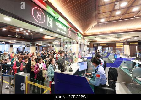 Peking, China. August 2025. Einwanderungsbeamte bearbeiten Grenzeinreiseverfahren für Passagiere eines Kreuzfahrtschiffes in Sanya, südchinesischer Provinz Hainan, 3. Januar 2025. Quelle: Xinhua/Alamy Live News Stockfoto