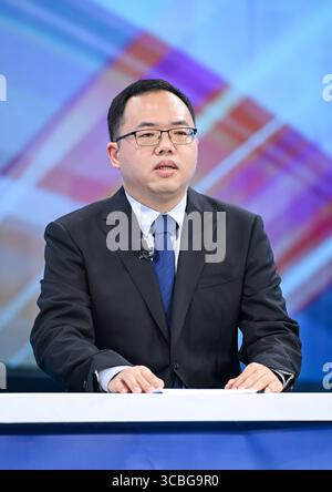 Peking, China. August 2025. Jiang Zijun vom Handelsministerium spricht auf der Aufnahmeseite der neuesten Episode des China Economic Roundtable, einer medienübergreifenden Talkshow der Nachrichtenagentur Xinhua. Quelle: Chen Yehua/Xinhua/Alamy Live News Stockfoto