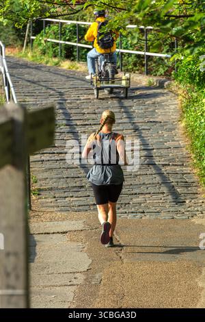 London, England, Großbritannien, 8. August 2025. Frau genießt einen entspannten Lauf entlang des Lea Valley Trawpath im Norden Londons vor der vorhergesagten viertägigen August-Hitzewelle. Die Temperaturen werden voraussichtlich über 30 °C in London und im Südosten vom 11. Bis 15. August erreichen. Quelle: Flavia Brilli/Alamy Live News Stockfoto