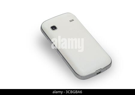 Altes weißes Samsung Flip-Telefon. Altes Mobiltelefon benutzt. Konzept der Verwendung und des Recyclings von Elektronikschrott. Rückansicht, weißer Hintergrund, isoliert. Stockfoto