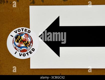 4. November 2022: Ein Aufkleber mit dem Titel „Ich habe gestimmt“ von der Vorwahl vor einem Wahlort in East Baltimore. (Bild: © Kim Hairston/Baltimore Sun über ZUMA Press Wire) Stockfoto