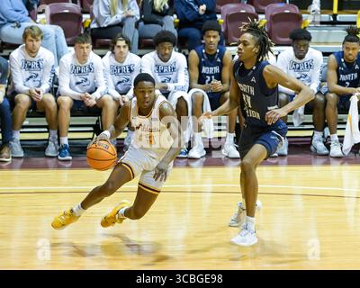 22. Dezember 2022: Der Bethune-Cookman Wildcats Guard Marcus Garrett (3) dribbelt um North Florida Ospreys vor Jadyn Parker (24) während des NCAA-Basketballspiels zwischen North Florida Ospreys und den Bethune Cookman Wildcats. Die UNF besiegte BCU 87-85 am Moore Gymnasium in Daytona Beach, FL. Romeo T Guzman/Cal Sport Media (Kreditbild: © Romeo Guzman/CSM via ZUMA Press Wire) Stockfoto