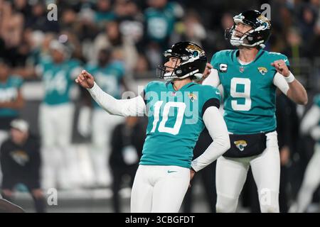 14. Januar 2023, Jacksonville, Florida, USA: Jacksonville Jaguars Platzkicker Riley Patterson (10) und Jacksonville Jaguars Punter Logan Cooke (9) beobachten das Spiel, das im Wildcard-Playoff-Spiel zwischen den Los Angeles Chargers und den Jacksonville Jaguars am Samstag, den 14. Januar 2023 auf dem TIAA Bank Field in Jacksonville, Florida, Florida, Florida (Credit Image: © Peter Joneleit/ZUMA Press Wire) Stockfoto