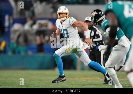 14. Januar 2023, Jacksonville, Florida, USA: Der Quarterback der Los Angeles Chargers Justin Herbert (10) sucht einen offenen Empfänger, während er während des Wildcard-Playoff-Spiels zwischen den Los Angeles Chargers und den Jacksonville Jaguars am Samstag, 14. Januar 2023 im TIAA Bank Field in Jacksonville, Florida, mit dem Ball herumwirbelt (Credit Image: © Peter Joneleit/ZUMA Press Wire) Stockfoto