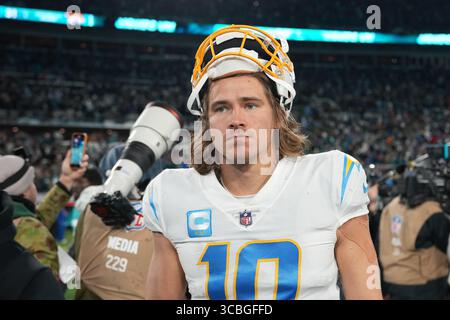 14. Januar 2023, Jacksonville, Florida, USA: Der Quarterback der Los Angeles Chargers Justin Herbert (10) zeigt seine Enttäuschung nach dem Wild Card Playoff Spiel zwischen den Los Angeles Chargers und den Jacksonville Jaguars am Samstag, 14. Januar 2023 im TIAA Bank Field in Jacksonville, Florida (Kreditbild: © Peter Joneleit/ZUMA Press Wire) Stockfoto
